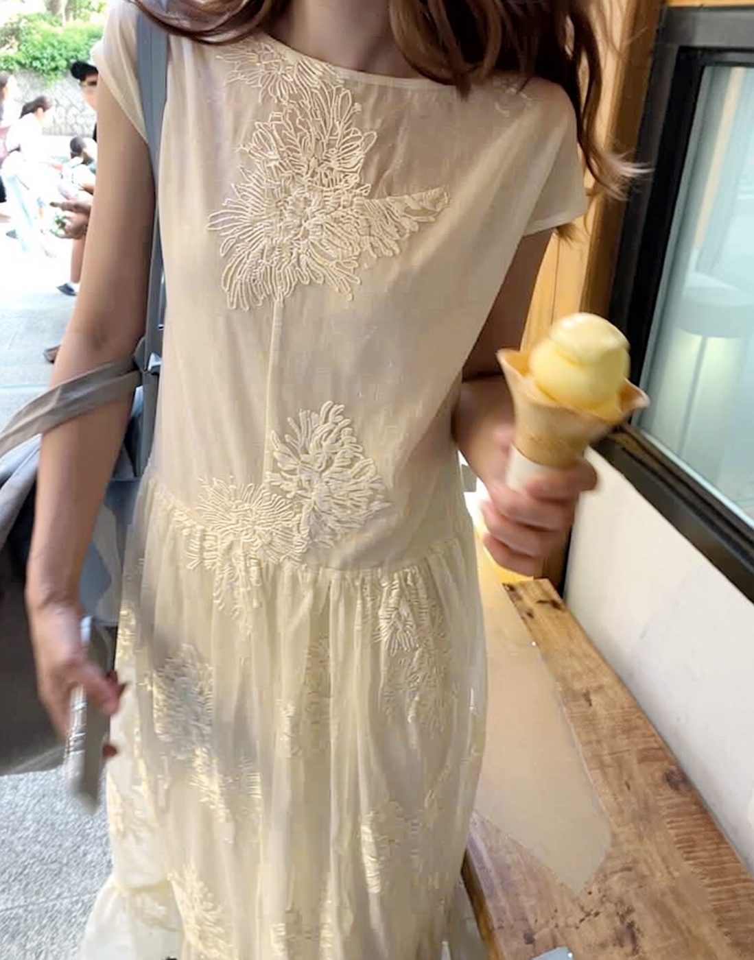 Chi tiết hoa cúc trên thiết kế KHUE HOUSE